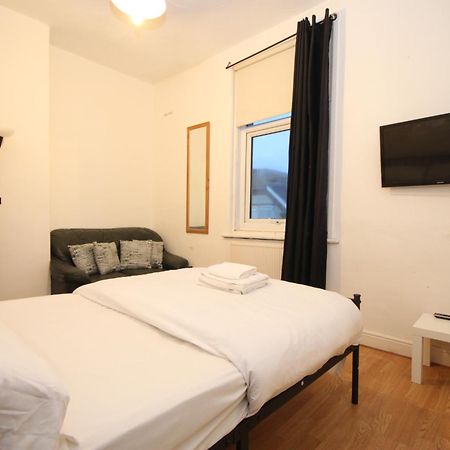 Barton Seaview, Self Catering Studio Apartments, Promenade & Central Beach Location, Families, Couples Or 23 Years Plus Only, Free Parking 블랙풀 외부 사진