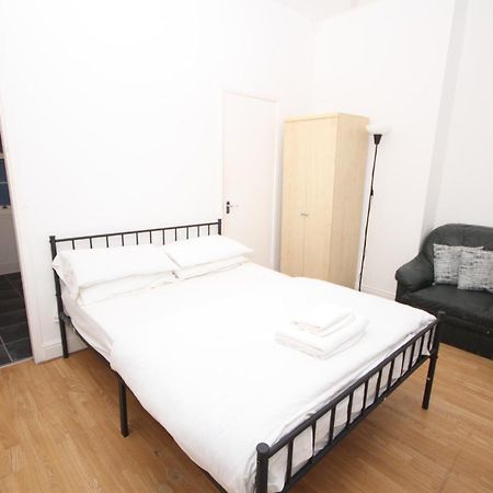 Barton Seaview, Self Catering Studio Apartments, Promenade & Central Beach Location, Families, Couples Or 23 Years Plus Only, Free Parking 블랙풀 외부 사진