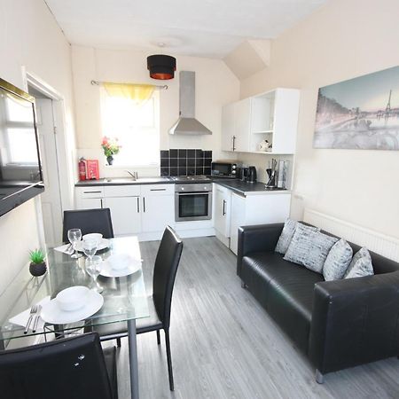 Barton Seaview, Self Catering Studio Apartments, Promenade & Central Beach Location, Families, Couples Or 23 Years Plus Only, Free Parking 블랙풀 외부 사진