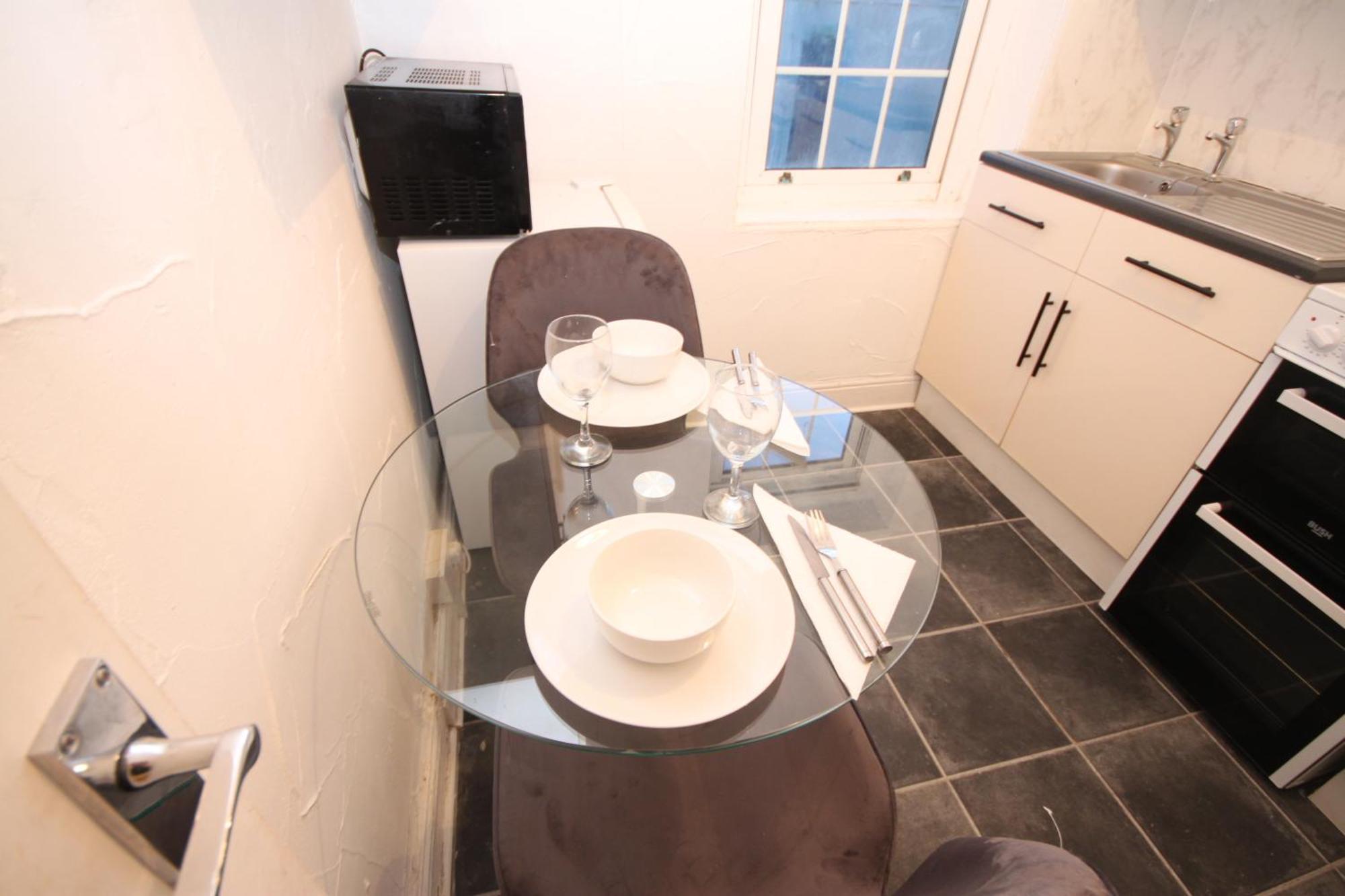 Barton Seaview, Self Catering Studio Apartments, Promenade & Central Beach Location, Families, Couples Or 23 Years Plus Only, Free Parking 블랙풀 객실 사진