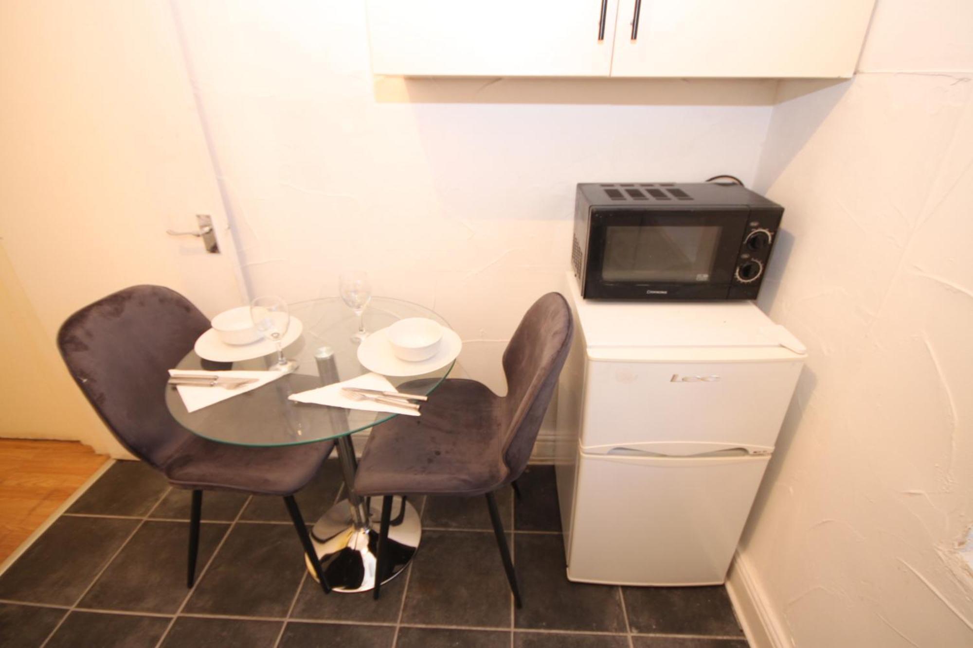 Barton Seaview, Self Catering Studio Apartments, Promenade & Central Beach Location, Families, Couples Or 23 Years Plus Only, Free Parking 블랙풀 객실 사진