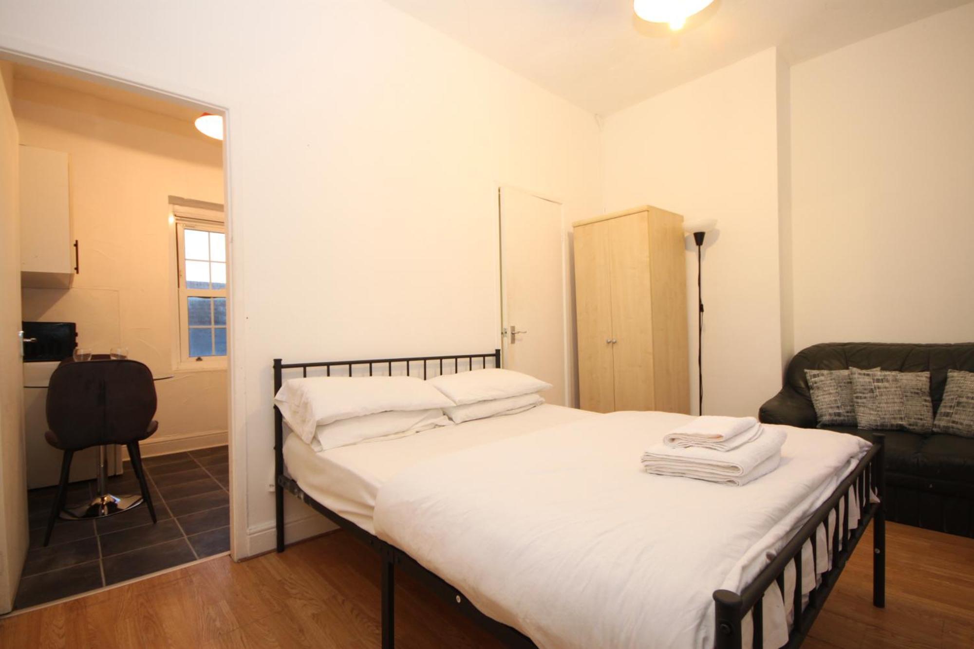 Barton Seaview, Self Catering Studio Apartments, Promenade & Central Beach Location, Families, Couples Or 23 Years Plus Only, Free Parking 블랙풀 객실 사진