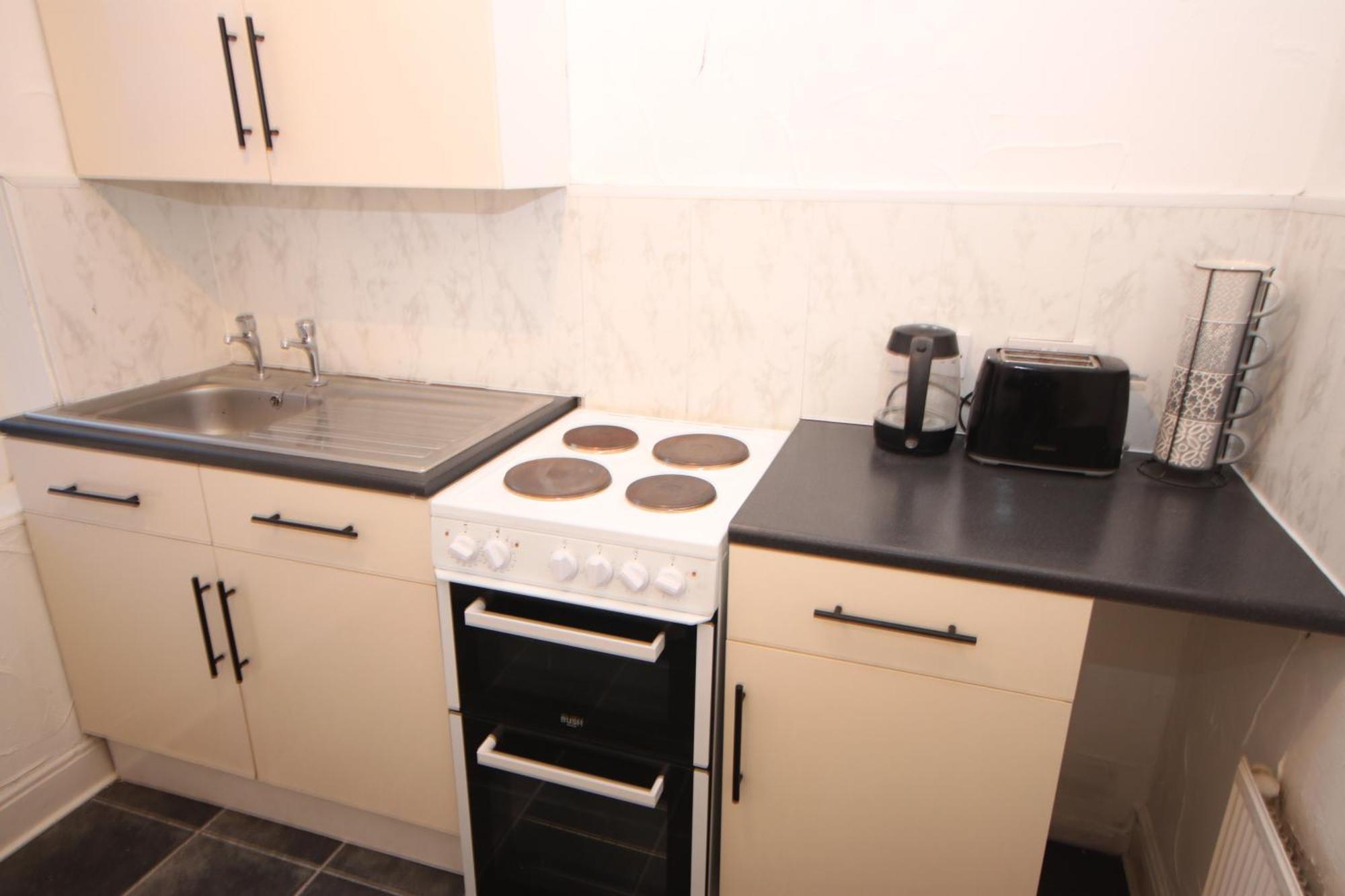 Barton Seaview, Self Catering Studio Apartments, Promenade & Central Beach Location, Families, Couples Or 23 Years Plus Only, Free Parking 블랙풀 외부 사진