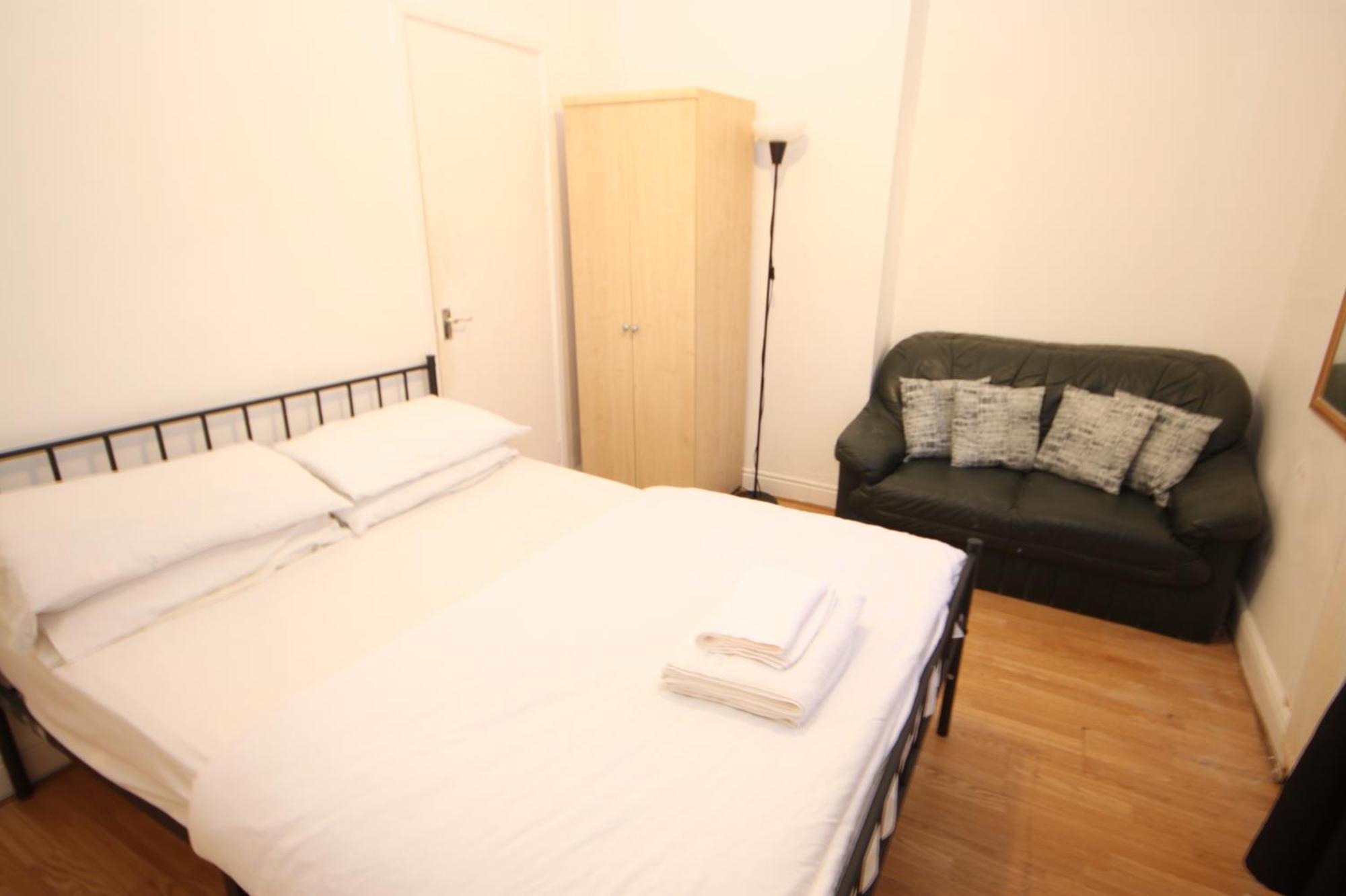 Barton Seaview, Self Catering Studio Apartments, Promenade & Central Beach Location, Families, Couples Or 23 Years Plus Only, Free Parking 블랙풀 외부 사진