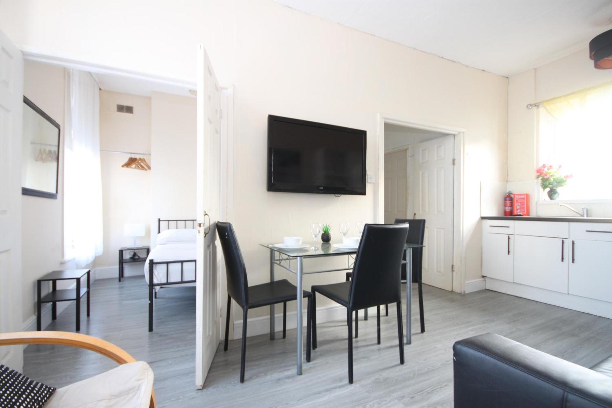 Barton Seaview, Self Catering Studio Apartments, Promenade & Central Beach Location, Families, Couples Or 23 Years Plus Only, Free Parking 블랙풀 외부 사진