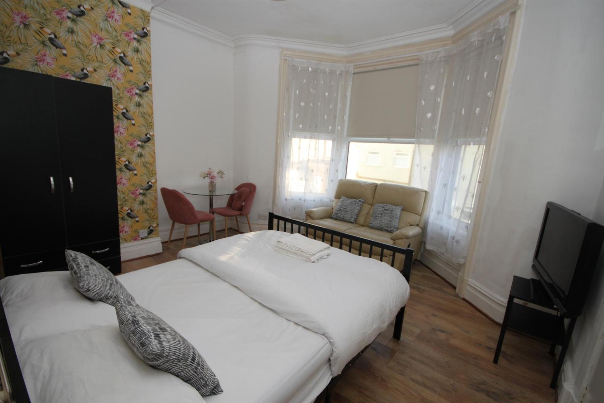Barton Seaview, Self Catering Studio Apartments, Promenade & Central Beach Location, Families, Couples Or 23 Years Plus Only, Free Parking 블랙풀 외부 사진
