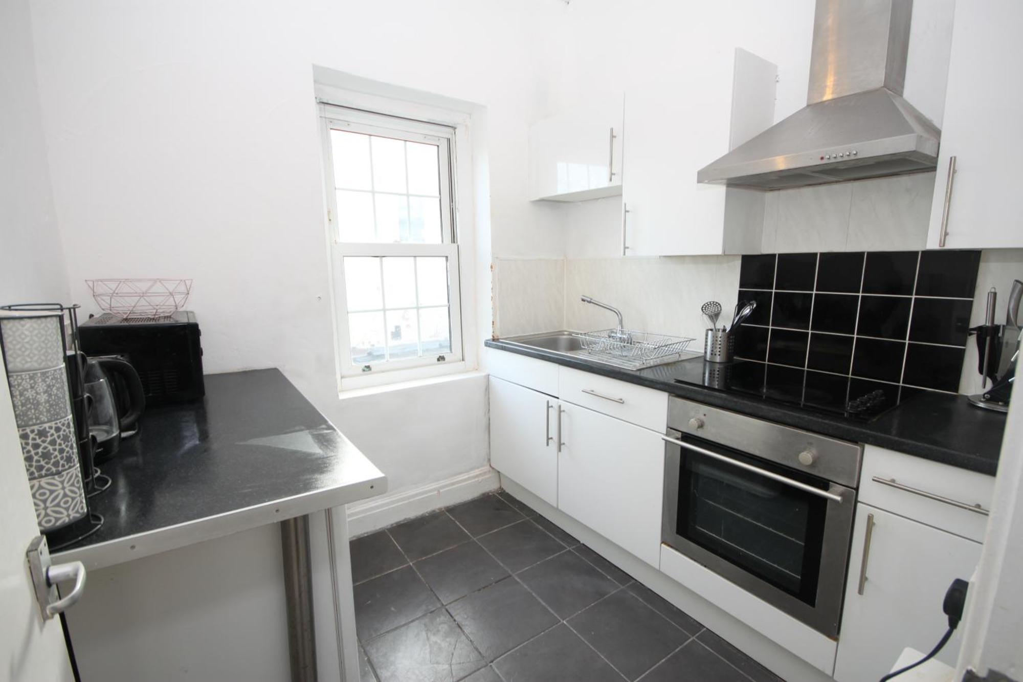 Barton Seaview, Self Catering Studio Apartments, Promenade & Central Beach Location, Families, Couples Or 23 Years Plus Only, Free Parking 블랙풀 객실 사진