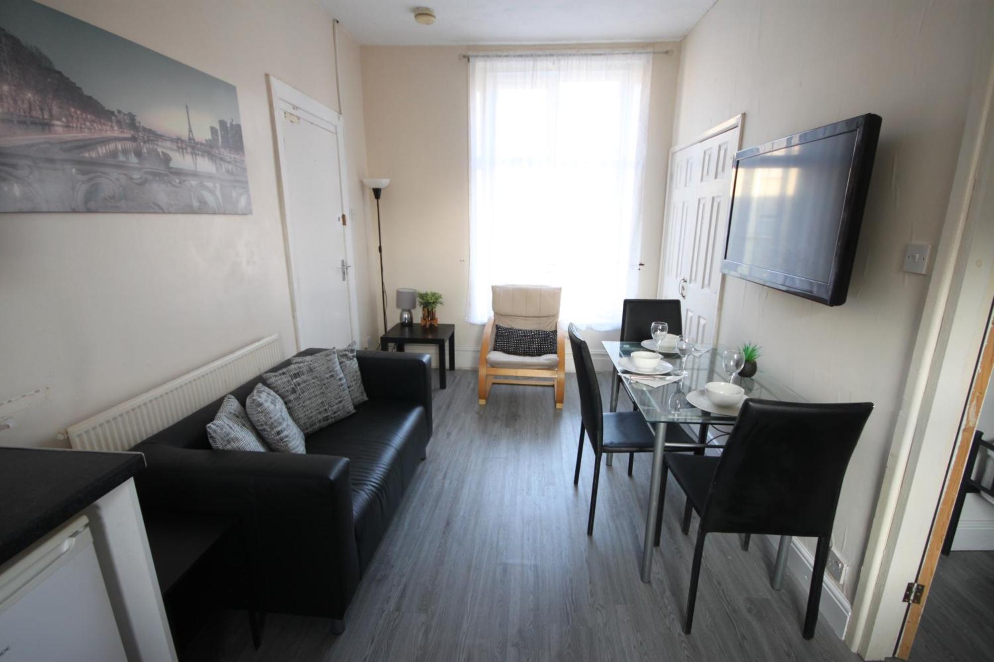 Barton Seaview, Self Catering Studio Apartments, Promenade & Central Beach Location, Families, Couples Or 23 Years Plus Only, Free Parking 블랙풀 객실 사진
