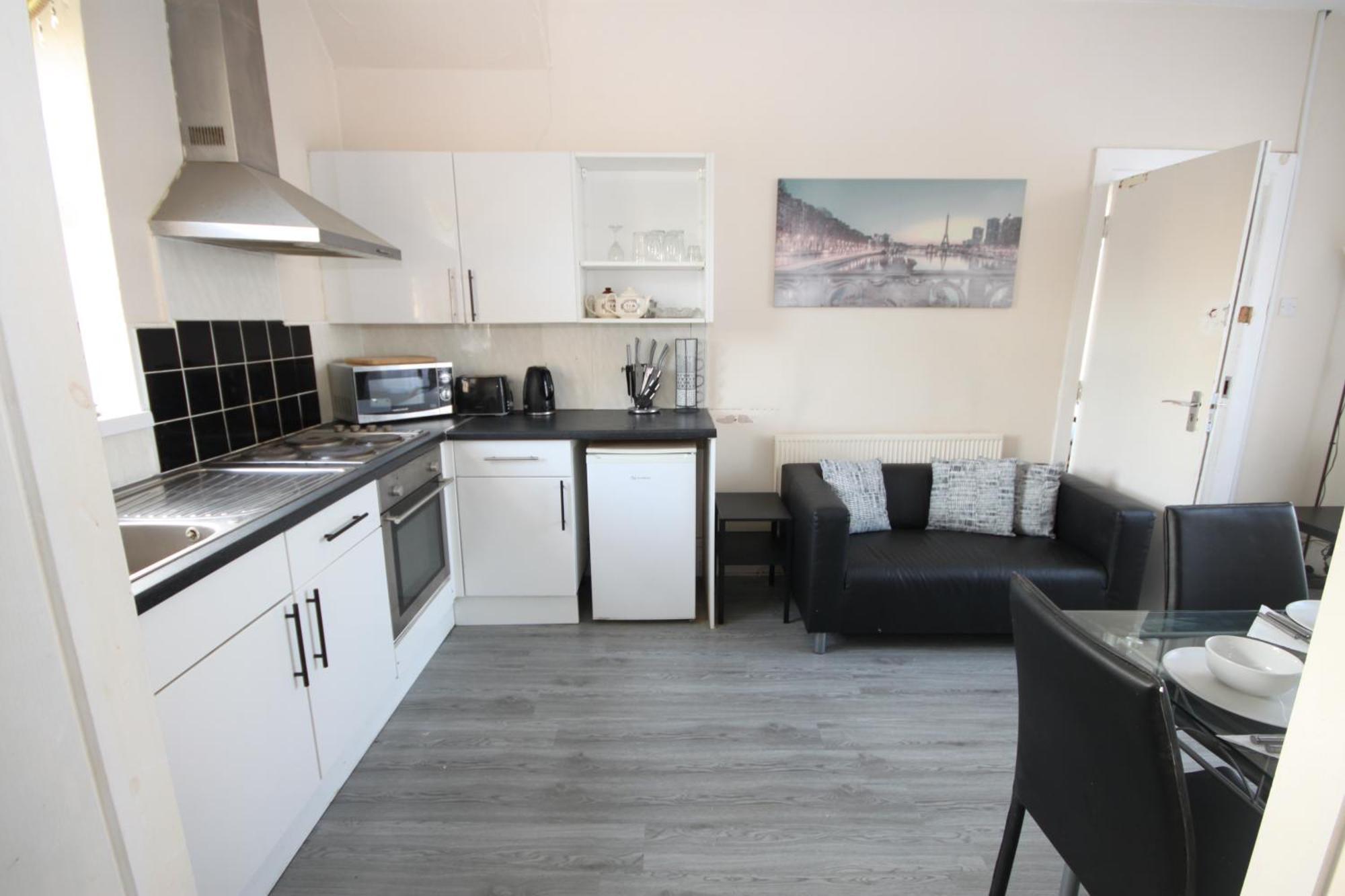 Barton Seaview, Self Catering Studio Apartments, Promenade & Central Beach Location, Families, Couples Or 23 Years Plus Only, Free Parking 블랙풀 외부 사진