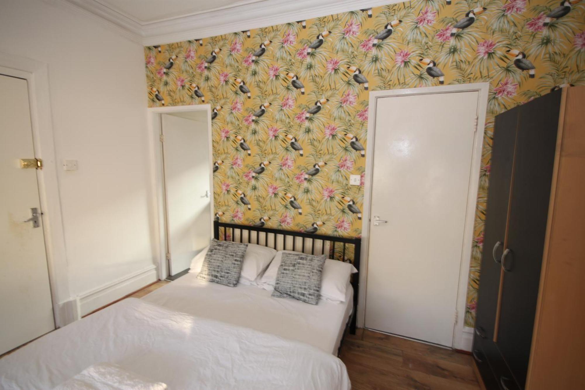 Barton Seaview, Self Catering Studio Apartments, Promenade & Central Beach Location, Families, Couples Or 23 Years Plus Only, Free Parking 블랙풀 외부 사진
