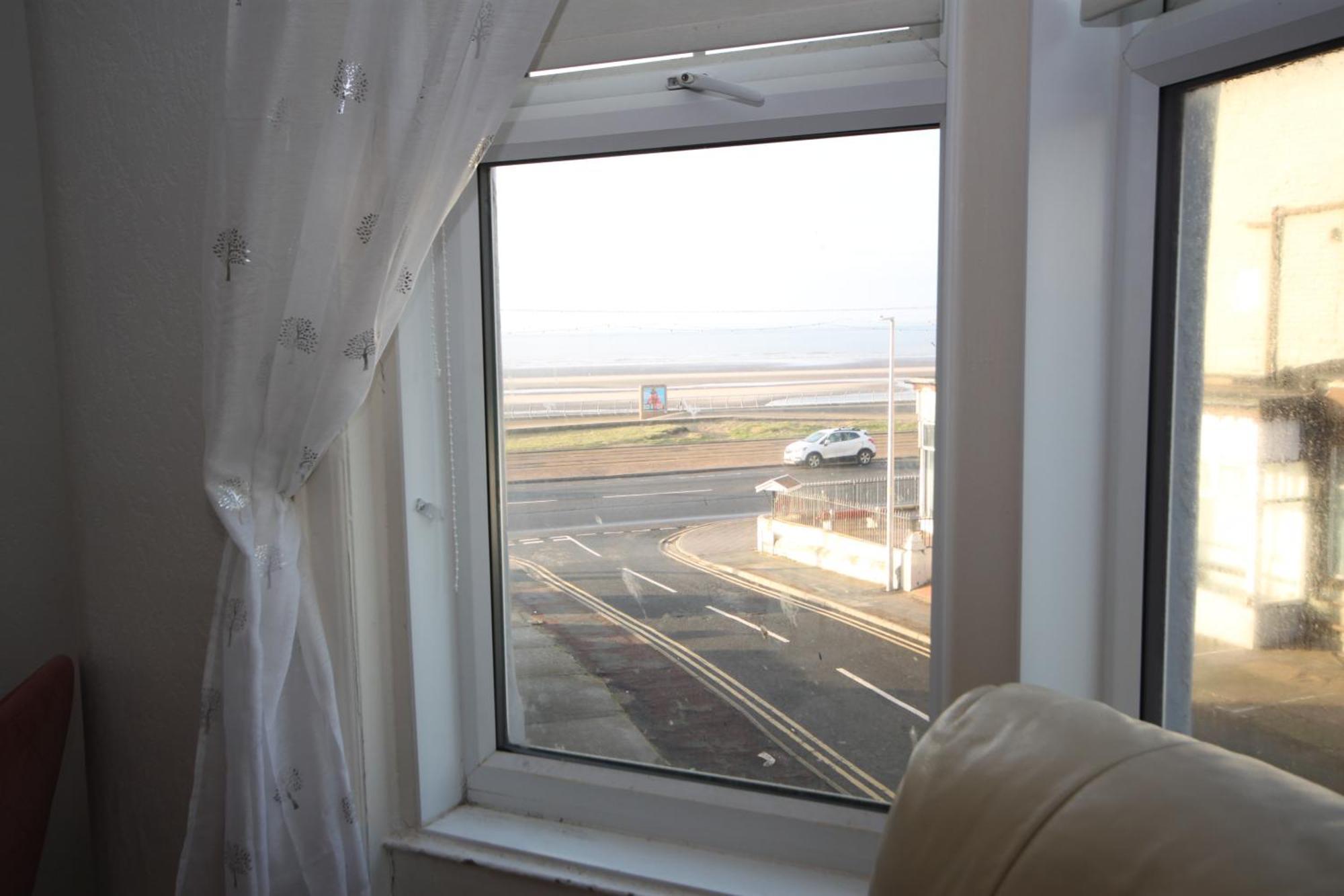 Barton Seaview, Self Catering Studio Apartments, Promenade & Central Beach Location, Families, Couples Or 23 Years Plus Only, Free Parking 블랙풀 외부 사진