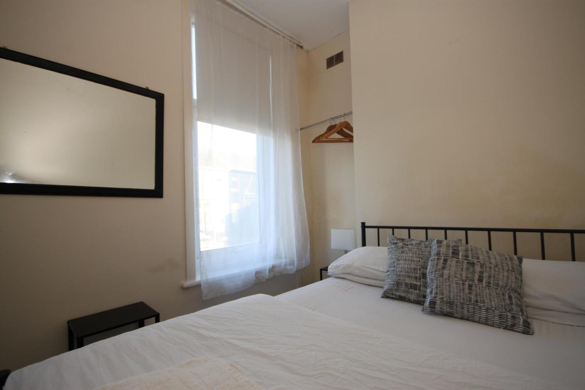 Barton Seaview, Self Catering Studio Apartments, Promenade & Central Beach Location, Families, Couples Or 23 Years Plus Only, Free Parking 블랙풀 객실 사진