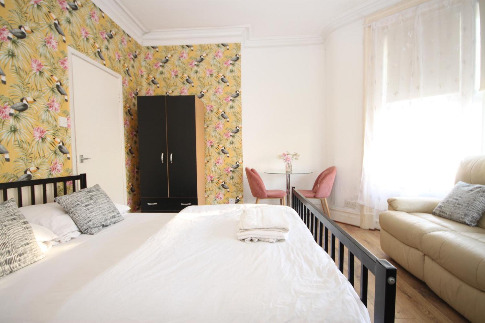 Barton Seaview, Self Catering Studio Apartments, Promenade & Central Beach Location, Families, Couples Or 23 Years Plus Only, Free Parking 블랙풀 외부 사진