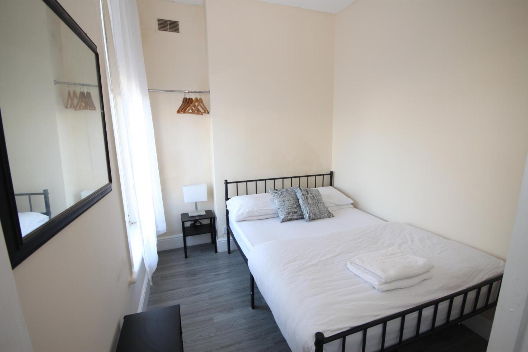Barton Seaview, Self Catering Studio Apartments, Promenade & Central Beach Location, Families, Couples Or 23 Years Plus Only, Free Parking 블랙풀 외부 사진