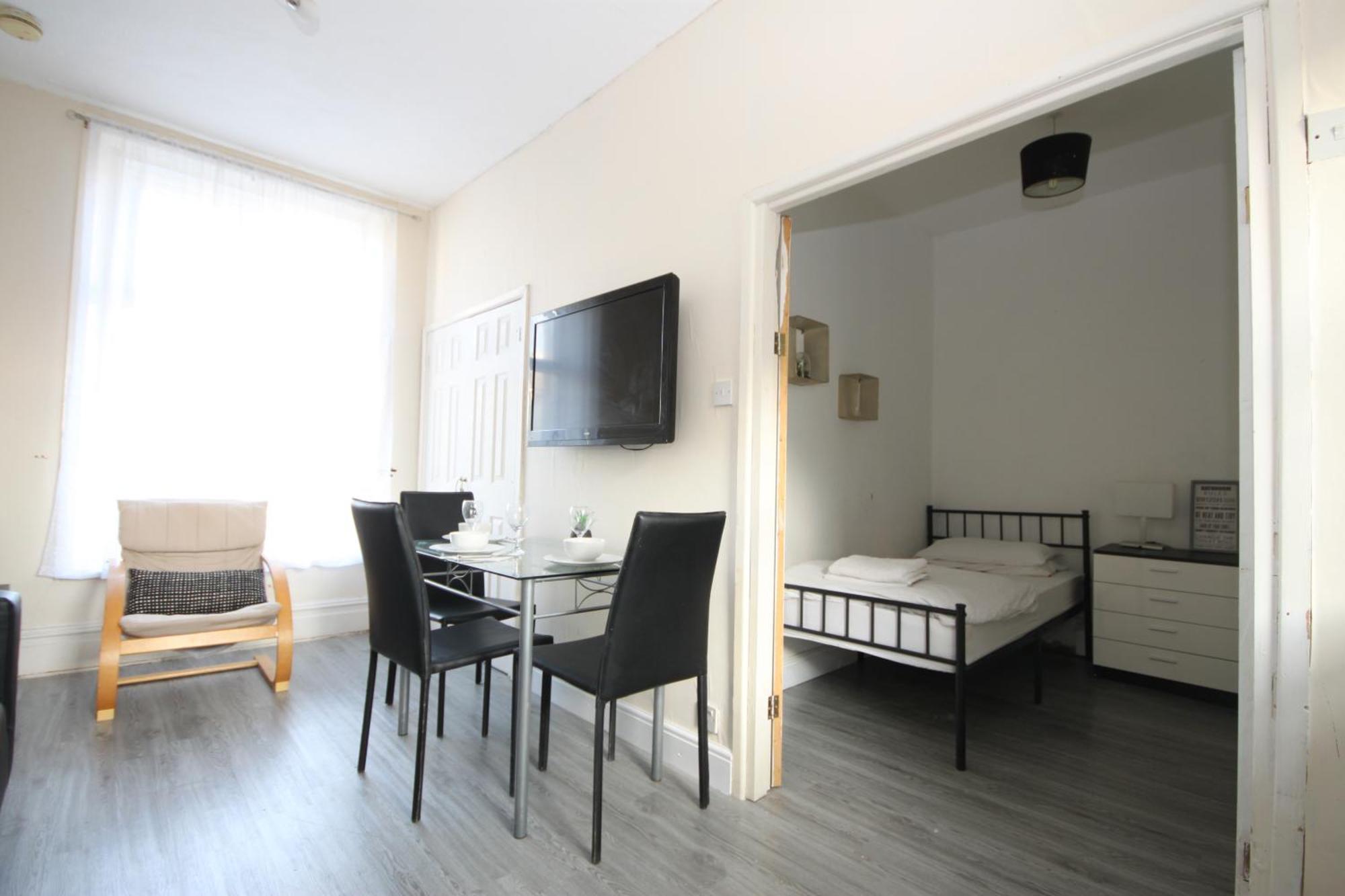 Barton Seaview, Self Catering Studio Apartments, Promenade & Central Beach Location, Families, Couples Or 23 Years Plus Only, Free Parking 블랙풀 외부 사진