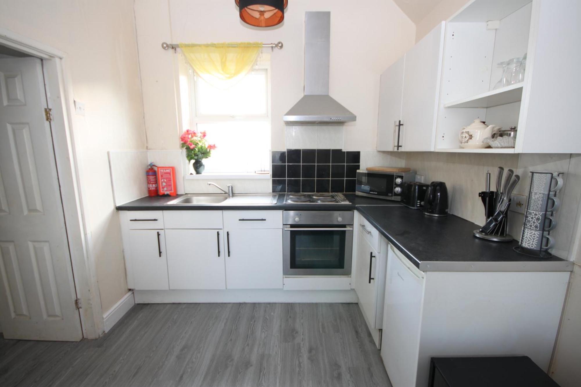Barton Seaview, Self Catering Studio Apartments, Promenade & Central Beach Location, Families, Couples Or 23 Years Plus Only, Free Parking 블랙풀 외부 사진